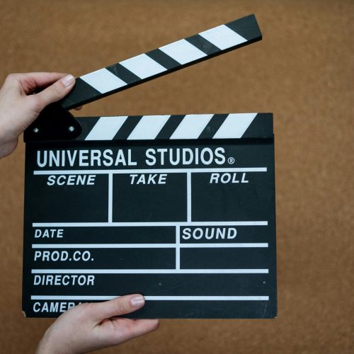 https://www.pexels.com/fr-fr/photo/mains-liege-studio-horizontal-3945316/
